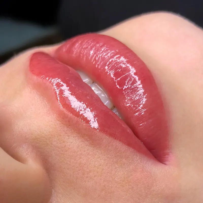 Lip blush — efekty przed i po.