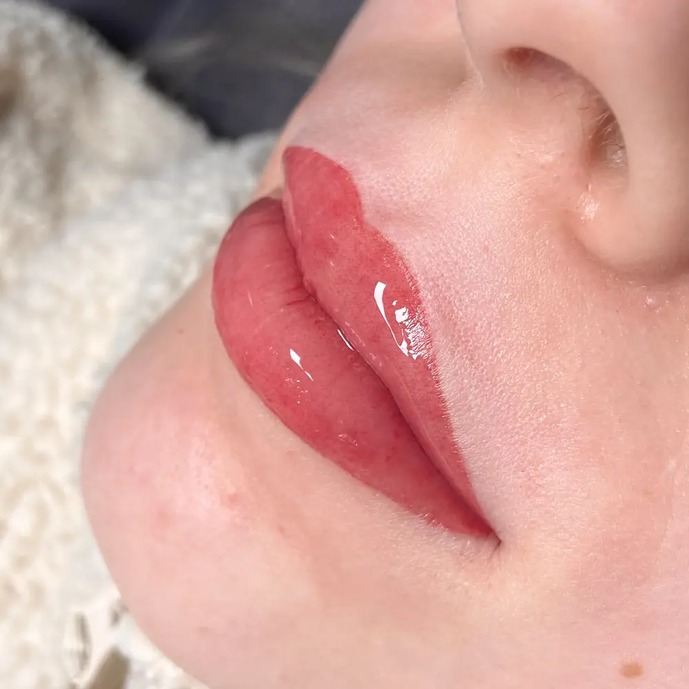 Usta tuż po zabiegu lip blush — kolor intensywny i nasycony